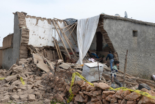 Diyarbakır'da çöken kerpiç evde kızını kaybetti babanın verdiği söz yürek sızlattı - Resim: 0