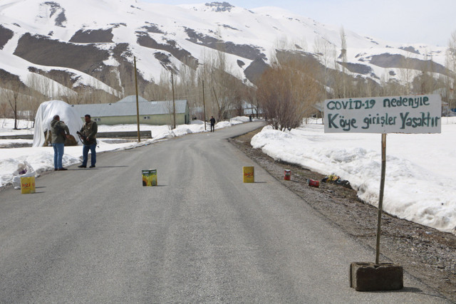 Hakkari'nin Adaklı köyü kendi karantinasını uygulamaya başladı - Resim: 0