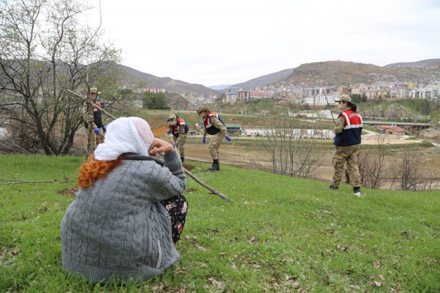 Tunceli'de fedakarlığın kalbi olanlar yaşlı kadını kırmadı fidan dikti - Resim: 0