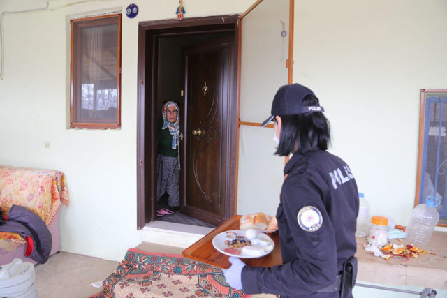 Tunceli'de fedakarlığın kalbi olanlar yaşlı kadını kırmadı fidan dikti - Resim: 1