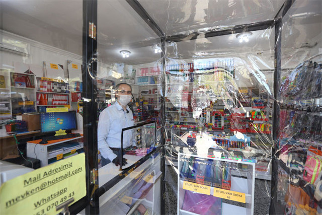 Koronavirüse karşı dükkanda müşteriye özel steril bölme - Resim: 0