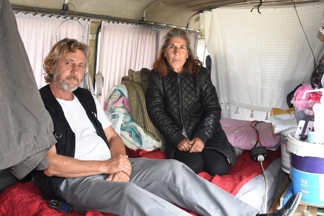 İzmir'de kira ödeyemediği için minibüste yaşayan çiftten 'Evde kal' çağrısı - Resim: 0