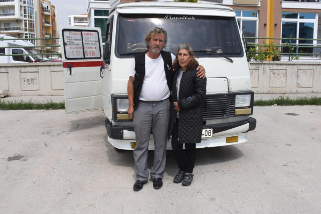 İzmir'de kira ödeyemediği için minibüste yaşayan çiftten 'Evde kal' çağrısı - Resim: 1