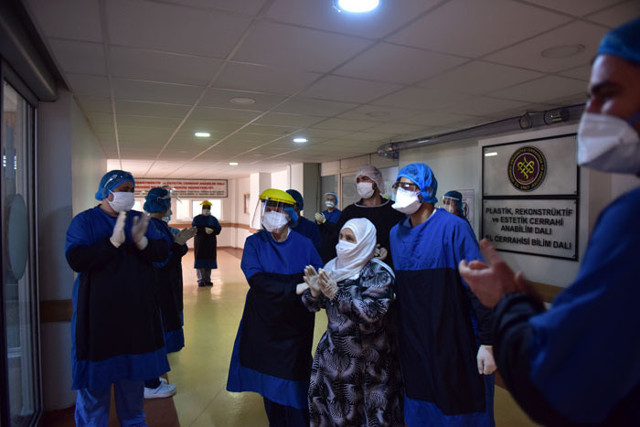 Cerrahpaşa'da koronavirüsü yenen doktor ve 90 yaşındaki kadın taburcu oldu - Resim: 0