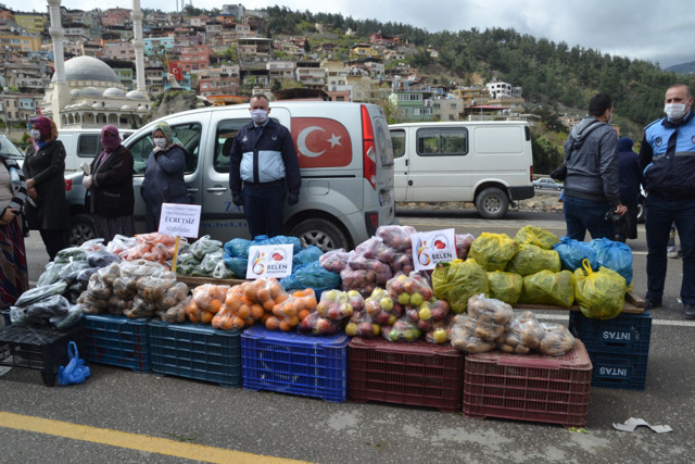 Hatay'da ihtiyaç sahiplerine yönelik ücretsiz sebze ve meyve standı açıldı - Resim: 0