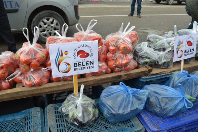 Hatay'da ihtiyaç sahiplerine yönelik ücretsiz sebze ve meyve standı açıldı - Resim: 1