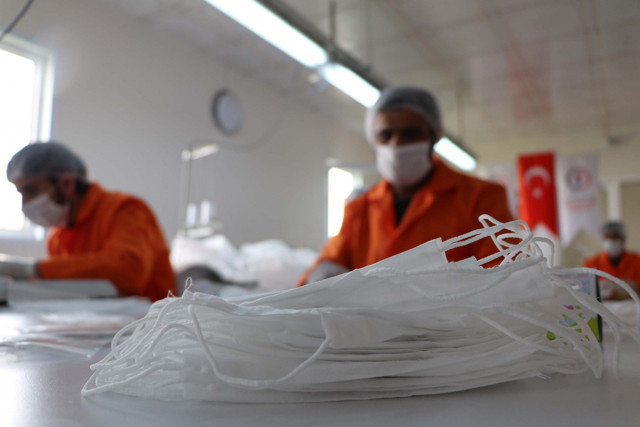 Van'da cezaevi hükümlüleri maske ve tulum üretmeye başladı - Resim: 0