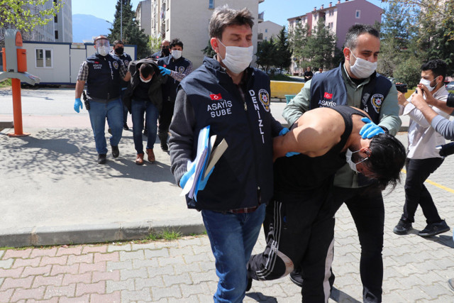 Denizli'de yok böyle vicdansızlık! içki içip asayişe gelen polisin burnunu kırdılar - Resim: 0