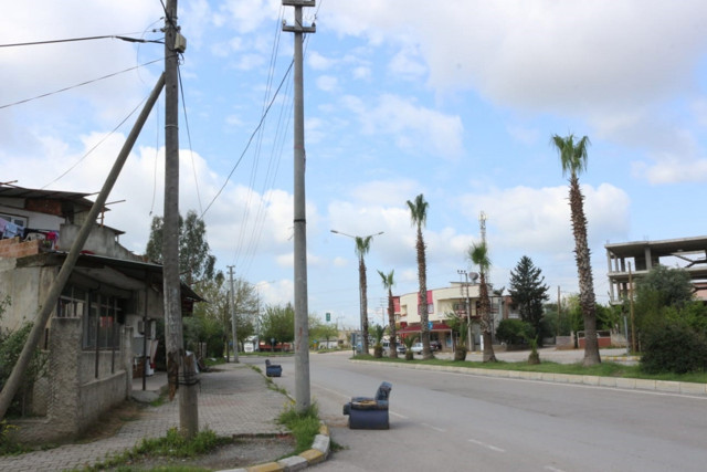 Adana'da şaşırtan görüntüler kopan telefon direğini kabloyla sabitlediler - Resim: 0