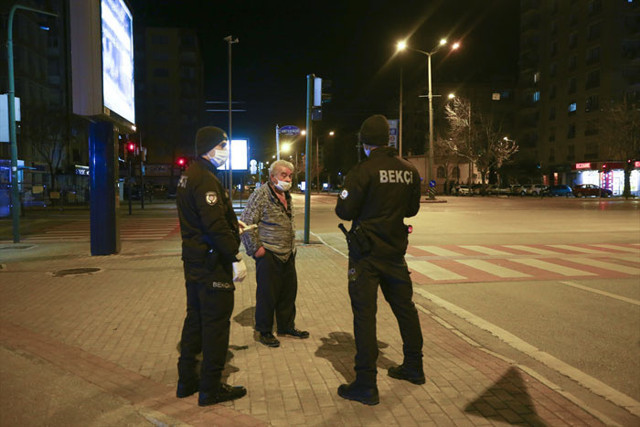 Sokağa çıkma yasağına hastanede yakalanan vatandaşın imdadına polisler yetişti - Resim: 0