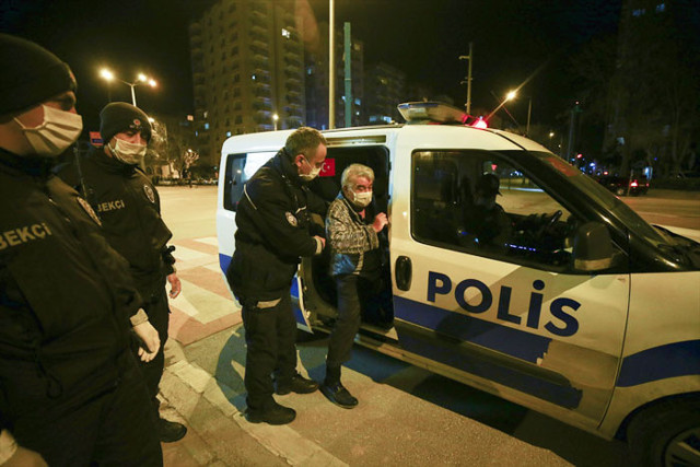 Sokağa çıkma yasağına hastanede yakalanan vatandaşın imdadına polisler yetişti - Resim: 1
