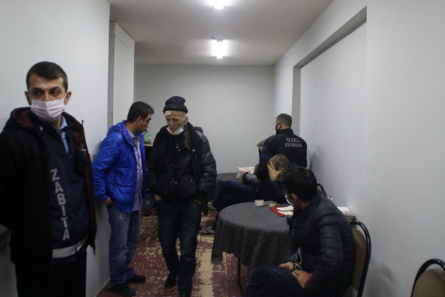 Beyoğlu'nda kıraathane baskınında yakalandı pişkin soruyu sordu - Resim: 0