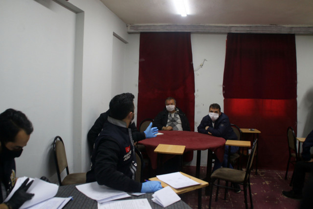 Beyoğlu'nda kıraathane baskınında yakalandı pişkin soruyu sordu - Resim: 1