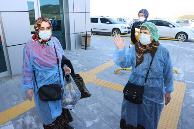 Konya'da 5 hasta koronavirüsü yendi alkışlarla uğurlandı - Resim: 1