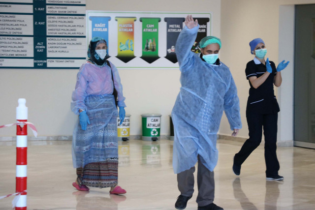 Konya'da 5 hasta koronavirüsü yendi alkışlarla uğurlandı - Resim: 0