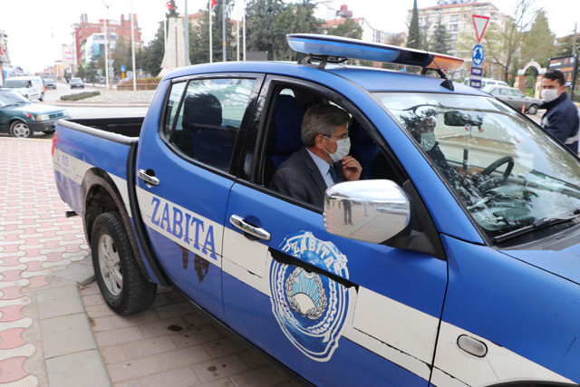 Denizli'de doktor belediye başkanı sokaklarda koronavirüs uyarısı yapıyor - Resim: 0