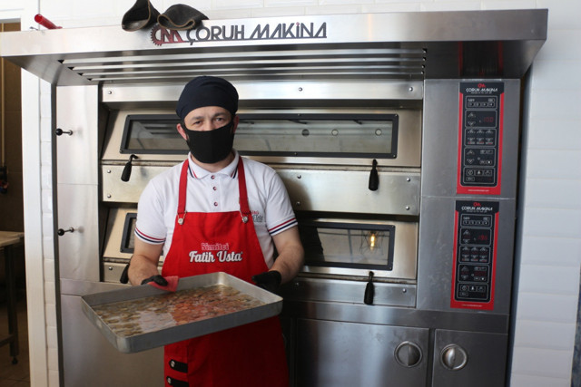 Bursa'da simitçi aldığı madeni paraları kendi çözümüyle dezenfekte ediyor - Resim: 0