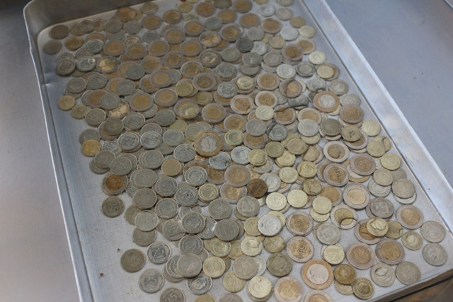 Bursa'da simitçi aldığı madeni paraları kendi çözümüyle dezenfekte ediyor - Resim: 1