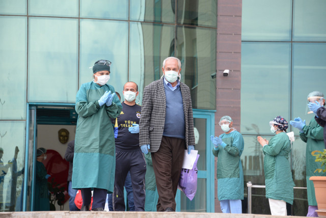 Diyarbakır'dan güzel haber! 12 kişi koronavirüsü yenip taburcu oldu - Resim: 1