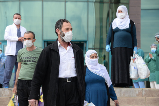 Diyarbakır'dan güzel haber! 12 kişi koronavirüsü yenip taburcu oldu - Resim: 0