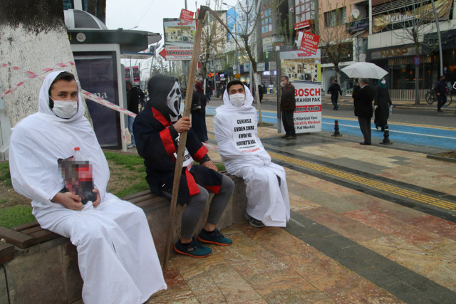 Düzce'de biri azrail oldu ikisi kefen giyip 'Evde kal' çağrısı yaptı - Resim: 1
