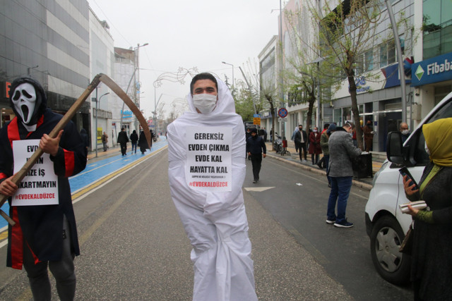 Düzce'de biri azrail oldu ikisi kefen giyip 'Evde kal' çağrısı yaptı - Resim: 0