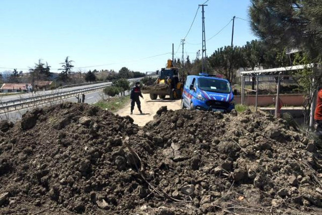 Tekirdağ'dan İstanbul'a giden ara yollar toprak yığınları ile kapatılıyor - Resim: 0
