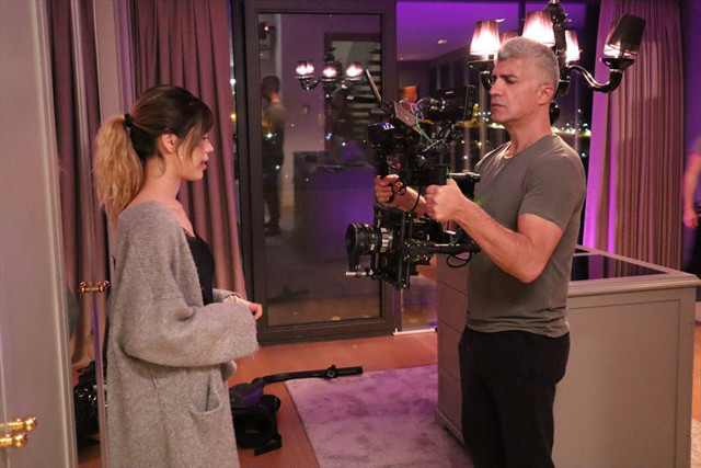 Özcan Deniz kendi evini film setine çevirdi - Resim: 0
