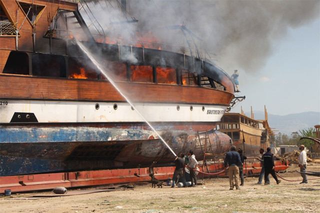 Antalya Manavgat'ta gezi teknesi alev alev yandı - Resim: 0