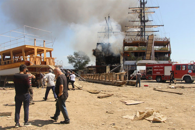Antalya Manavgat'ta gezi teknesi alev alev yandı - Resim: 1