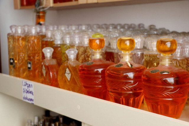 Samsun'da 50 yıldır biriktirdiği kolonyalara sarılıp uyuyor - Resim: 0