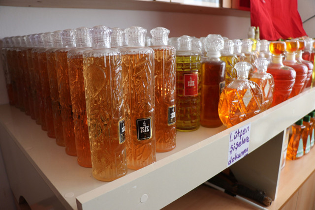 Samsun'da 50 yıldır biriktirdiği kolonyalara sarılıp uyuyor - Resim: 1