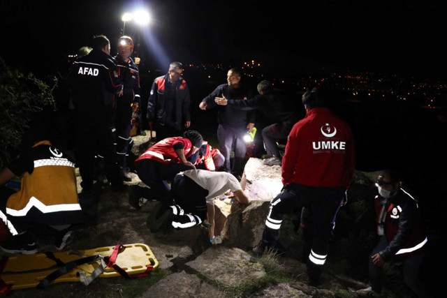 Kayalıkların arasına düşen genç 24 saat sonra kurtarıldı arkadaşları korkup kaçtı - Resim: 0