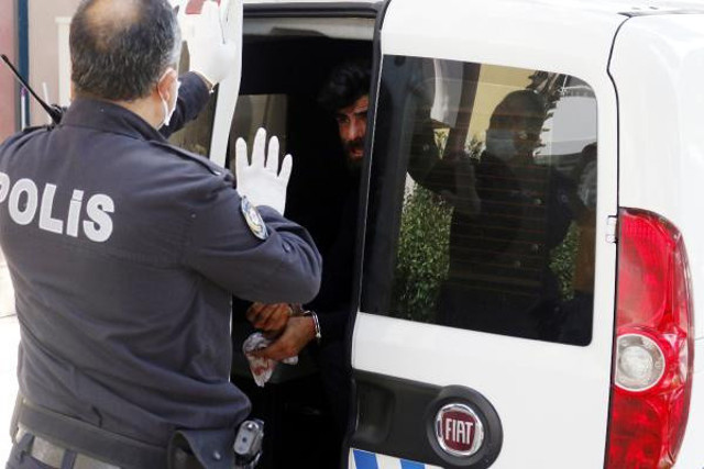 Boşanmak üzere olduğu kocası boğazına bıçak dayadı! Polis son anda kurtardı - Resim: 3