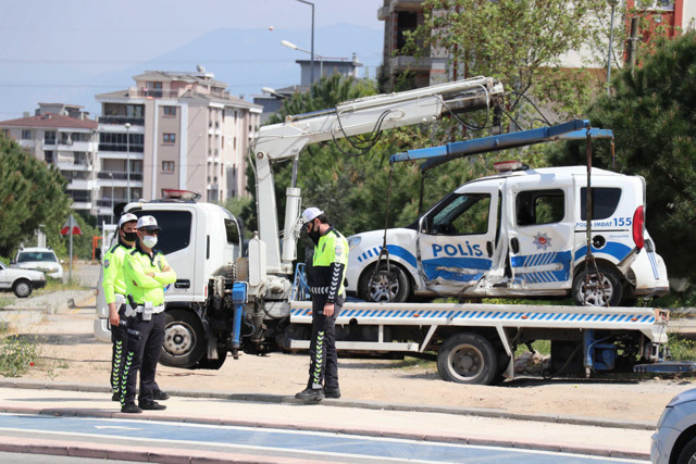 Denizli'de polis aracı kazaya karıştı: 2'si polis 3 yaralı - Resim: 1