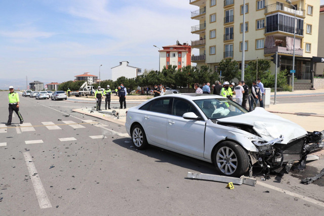 Denizli'de polis aracı kazaya karıştı: 2'si polis 3 yaralı - Resim: 0