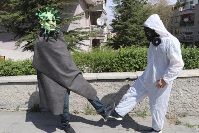 Ankara'da koronavirüs gibi görünüp sosyal mesafe uyarısı yaptı - Resim: 2