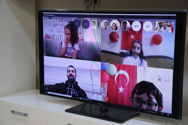 Arda Turan'dan Şanlıurfalı çocuklara 23 Nisan sürprizi - Resim: 0