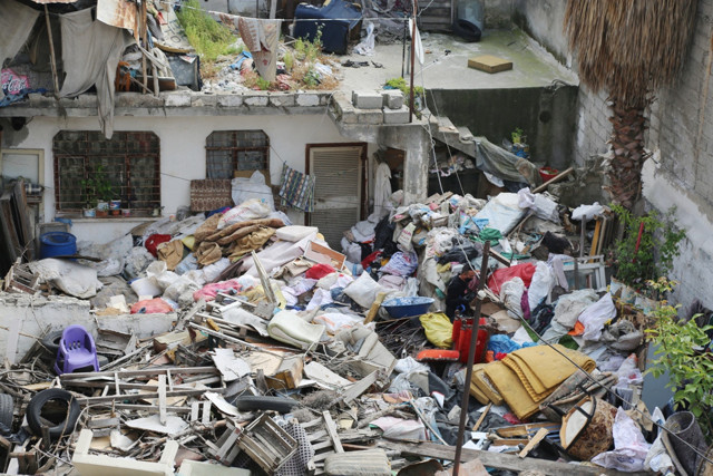 Mersin'de evini çöplüğe çeviren kadın ekiplere zor anlar yaşattı - Resim: 0