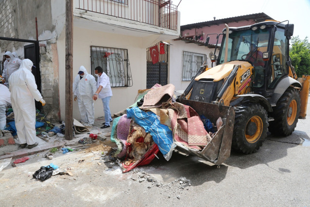 Mersin'de evini çöplüğe çeviren kadın ekiplere zor anlar yaşattı - Resim: 2