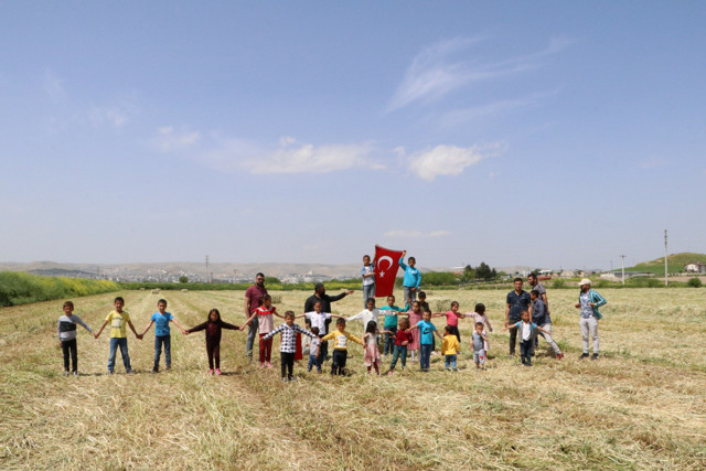 Şanlıurfa'da 23 Nisan tarlada kutlandı - Resim: 2