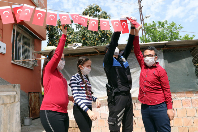 Adana'da polis şehit çocuklarını ziyaret etti 23 Nisan'ı birlikte kutladı - Resim: 1