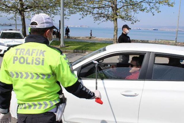 Polis artık denetimlerde ehliyet ve ruhsatı böyle alıyor! Korona önlemi tutma aparatı - Resim: 0
