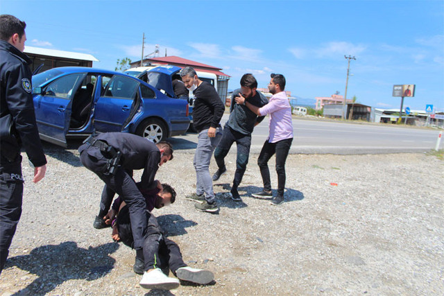 Antalya'da sokağa çıkma yasağını delen iki genç ceza yememek için ortalığı birbirine kattı - Resim: 0