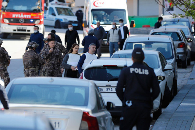 Ankara'da hareketli dakikalar eşi evi terk edince 2 çocuğunu silahla rehin aldı - Resim: 0
