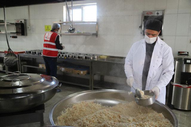 Van'da Kızılay ihtiyaç sahiplerinin yanında 915 vatandaşa her gün sıcak yemek - Resim: 0