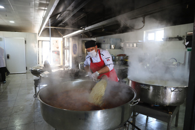 Van'da Kızılay ihtiyaç sahiplerinin yanında 915 vatandaşa her gün sıcak yemek - Resim: 1