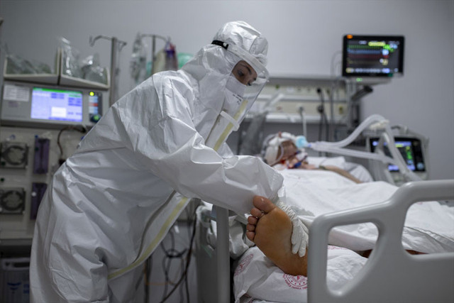 Yoğun bakımda koronavirüs hastaları görüntülendi dikkat çeken not - Resim: 1