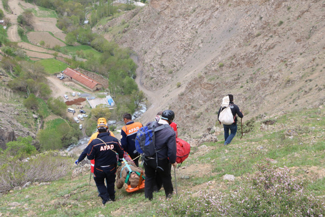 Hakkari'de pancar toplarken düşüp ayağını kırdı 5 saatte anca kurtarıldı - Resim: 1