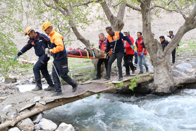 Hakkari'de pancar toplarken düşüp ayağını kırdı 5 saatte anca kurtarıldı - Resim: 2